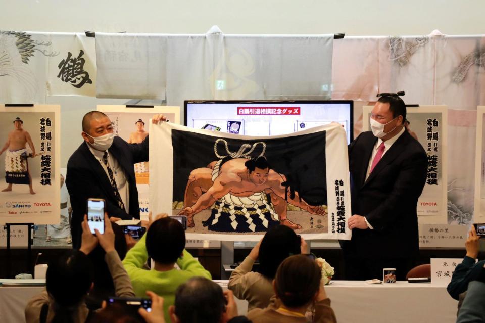　トークイベントで引退相撲で販売するグッズを披露する宮城野親方（右）