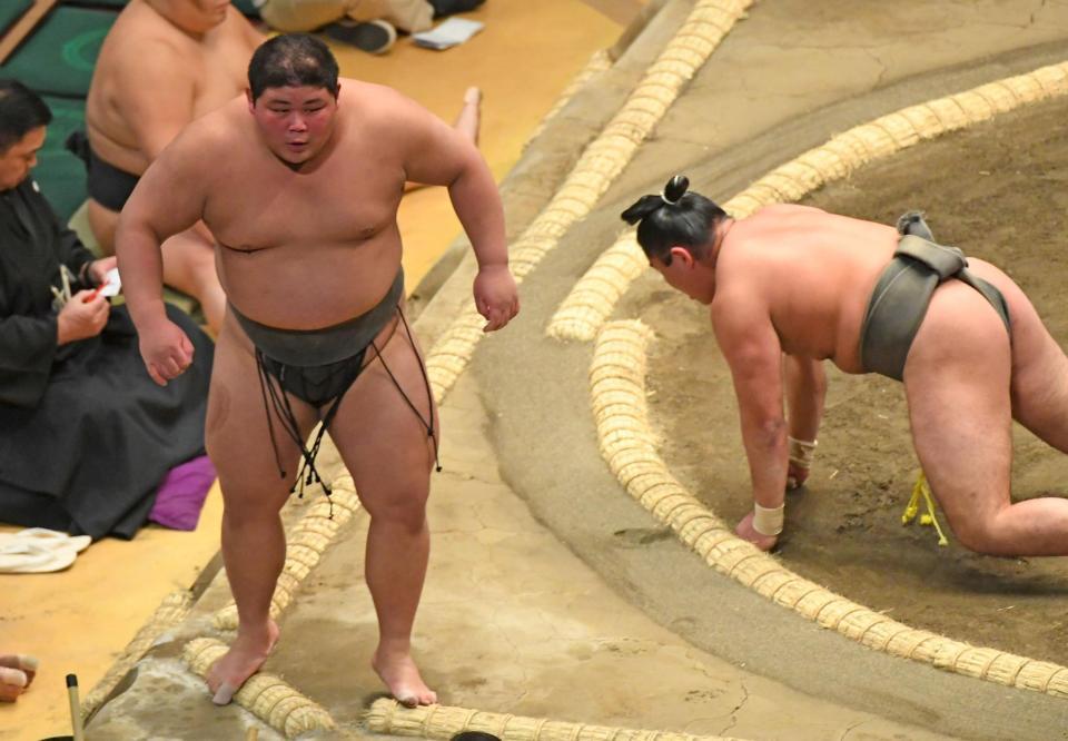 　すくい投げで瀬戸の海に勝利した落合（左）＝撮影・三好信也