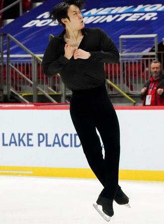 　男子ＳＰで演技する山本草太（大会組織委提供）