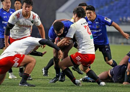 　埼玉-トヨタ　後半、突進する埼玉・コロインベテ（中央）。このまま自身２本目のトライを決める＝熊谷ラグビー場