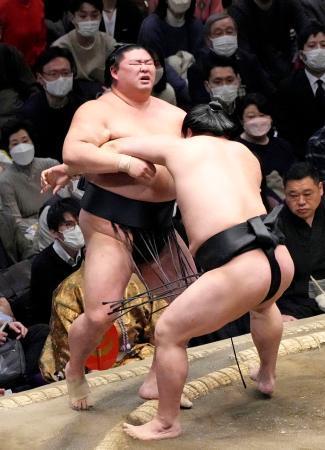 　若元春（右）に寄り切りで敗れた正代＝両国国技館