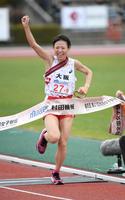 　右腕を突き上げてゴールする松田瑞生（撮影・石井剣太郎）