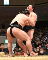 　若元春（左）に敗れ、６敗目となった正代（撮影・西岡正）