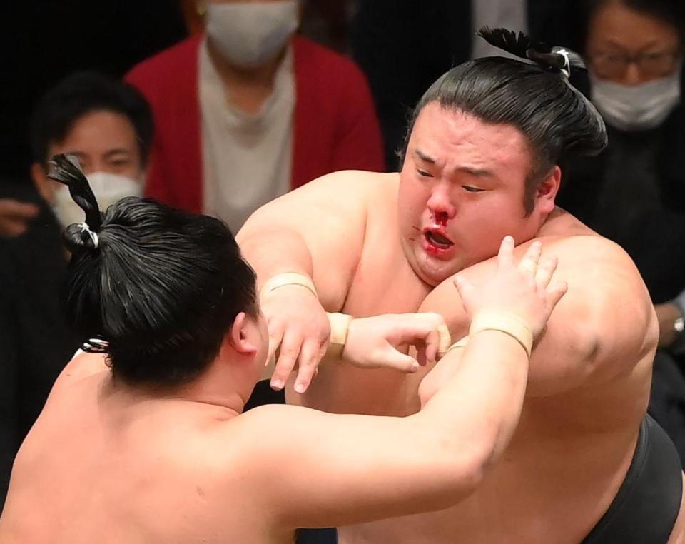 　流血しながら錦富士（左）に攻め込む貴景勝（撮影・堀内翔）