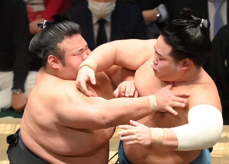 　錦富士の右腕が顔面に入る貴景勝（左）＝撮影・堀内翔