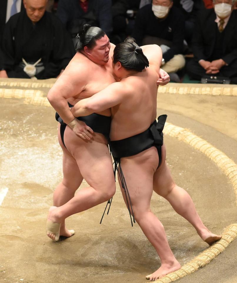 　正代（左）が若元春を土俵際まで追い詰める（撮影・堀内翔）