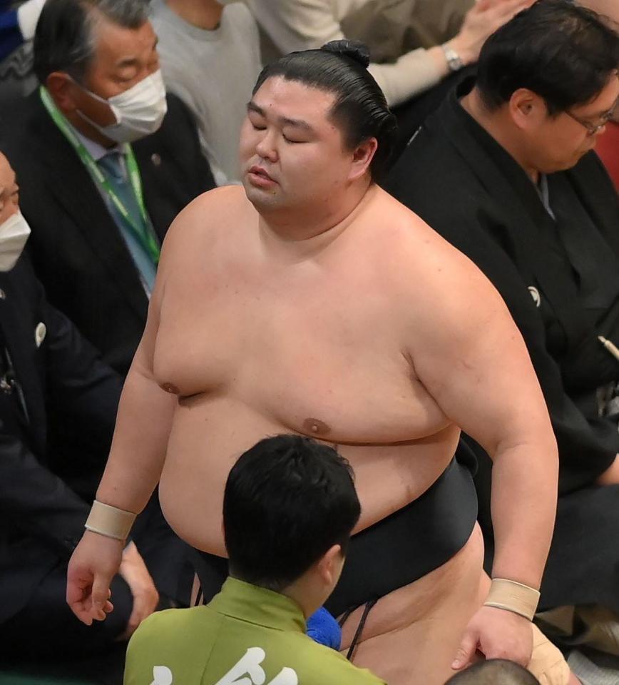 　若元春に敗れて肩を落とす正代（撮影・堀内翔）