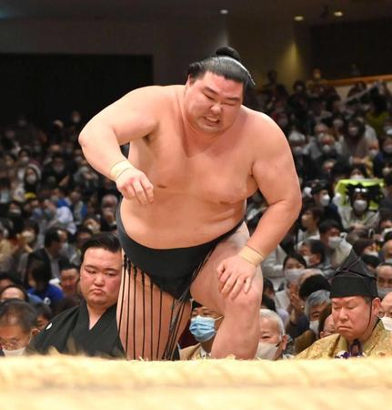 　６敗目となり、悔しそうに土俵に戻る正代（撮影・西岡正）