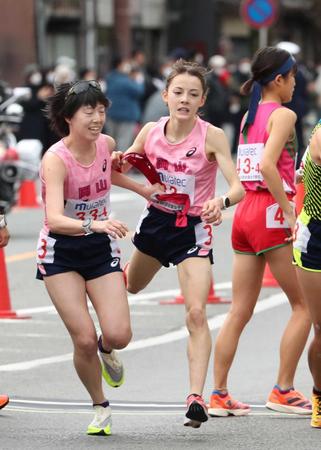 　区間新の走りを見せた岡山３区のドルーリー朱瑛里（中央）