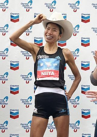 　ヒューストン・マラソンで日本女子歴代２位の記録で優勝し、笑顔を見せる新谷仁美＝ヒューストン（共同）