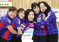 　ロコ・ソラーレの（右から）藤沢五月、吉田夕梨花、石崎琴美、鈴木夕湖