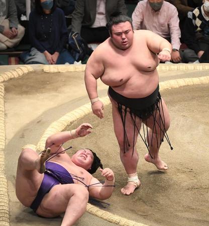 明生を小手投げで破った貴景勝＝両国国技館（撮影・金田祐二）