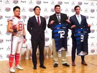 （左から）全日本選抜のＱＢ政本悠紀副将、ＬＢ趙翔来主将、アイビーリーグ選抜のＯＬガイドン主将、ＬＢバレンタス主将