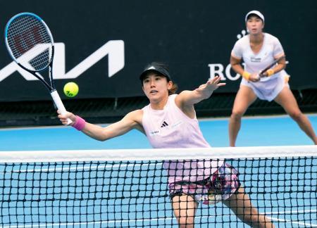 　女子ダブルス１回戦でプレーする加藤未唯（手前）、アルディラ・スーチャディ組＝メルボルン（共同）