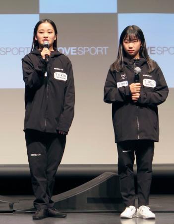 　東京都内のイベントに出席し、取材に応じるフィギュアスケート女子の渡辺倫果（左）と中井亜美＝１９日