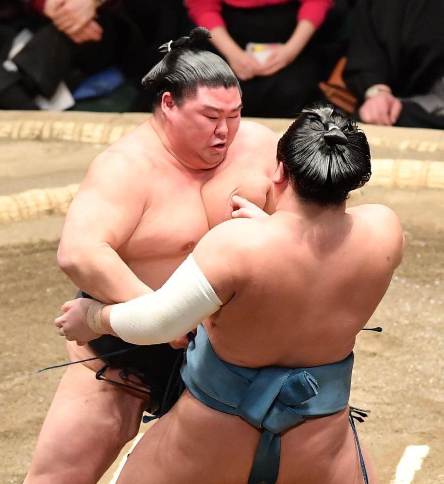 　錦富士（右）を寄り切りで下した正代（撮影・開出牧）