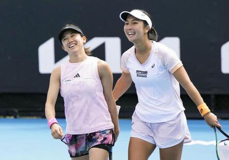 　女子ダブルスで２回戦進出を決め、笑顔を見せる加藤未唯（左）とアルディラ・スーチャディ＝メルボルン（共同）