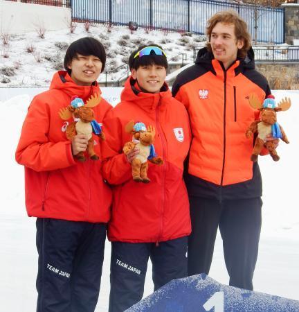 　スピードスケートの男子５００メートルで優勝した森重航（中央）と２位の山田和哉（左）＝レークプラシッド（共同）