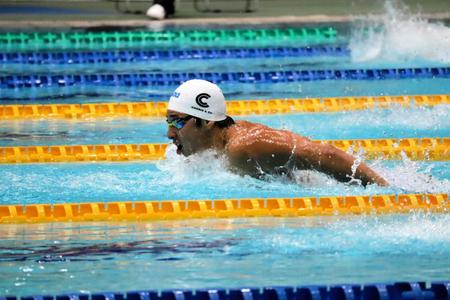 　ＣＨＡＲＩＳ＆Ｃｏ．と印字されている白いキャップを着用して力泳する瀬戸大也