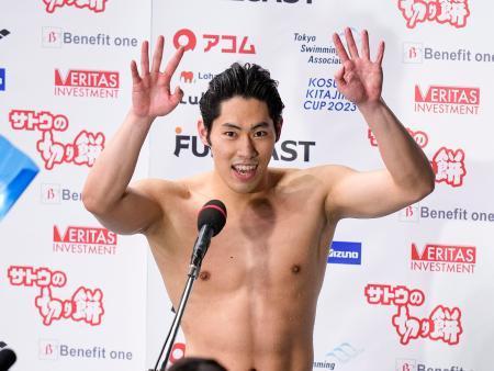 　男子２００メートルバタフライ決勝のレースで優勝し、観客席に手を振る本多灯＝東京辰巳国際水泳場