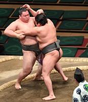 　大青山（左）を押し出しで下し序二段優勝を決めた尊富士（撮影・開出牧）