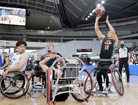 　埼玉ライオンズ-千葉ホークス　第３クオーター、シュートを決める埼玉ライオンズの大山（右端）＝東京体育館