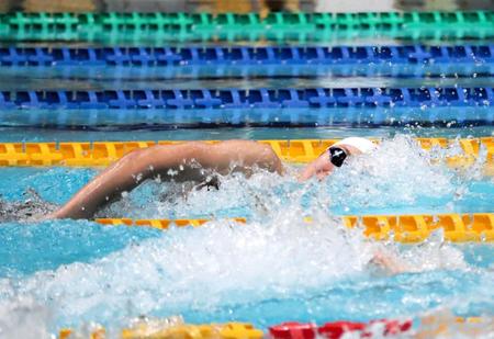 　女子１００メートル自由形予選で力泳する池江