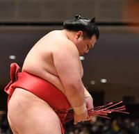 　霧馬山に突き落としで敗れ、４敗目を喫した阿武咲（撮影・伊藤笙子）