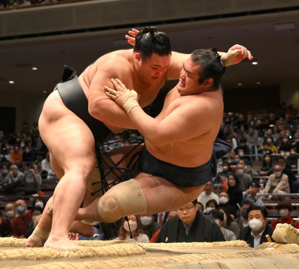 　千代の国（右）を寄り倒しで破り、１３勝目をあげた朝乃山（撮影・伊藤笙子）