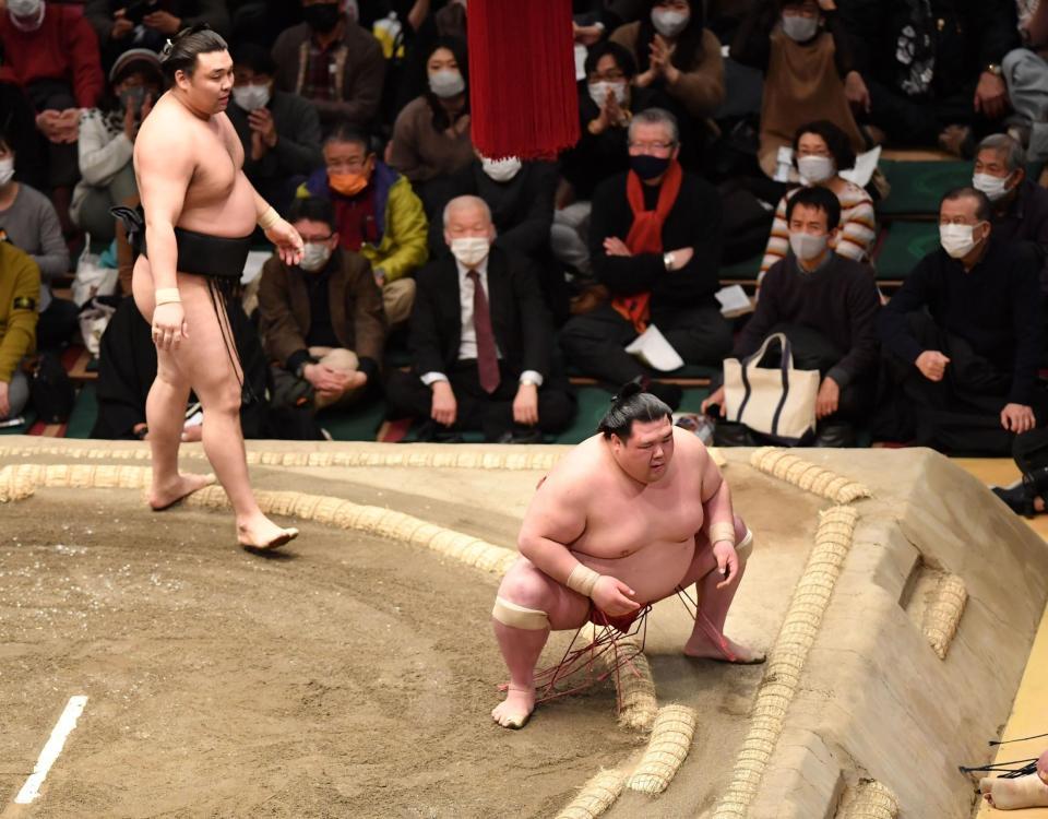 　霧馬山（左）に突き落としで敗れ悔しがる阿武咲（撮影・開出牧）