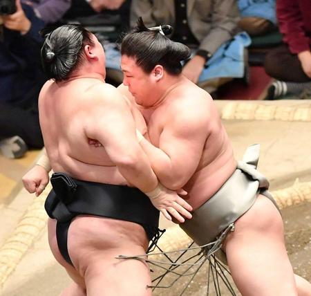 　勝ち越しを決めた若隆景（右）