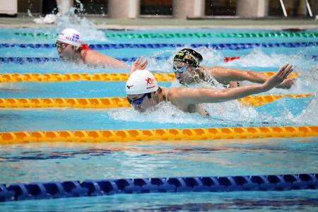 　女子１００メートルバタフライ予選で力泳する池江