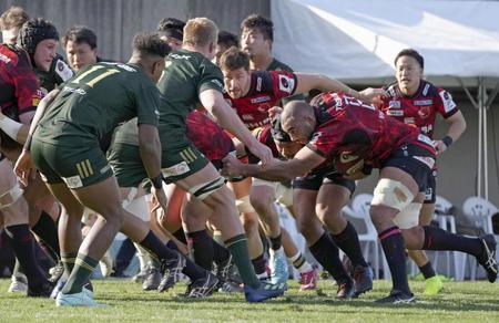 　前半、モールで押し込むＢＬ東京・橋本（右から３人目）。そのままトライを決める