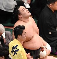 　土俵下で天を仰ぐ朝乃山（撮影・開出牧）