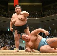 　琴勝峰を下し、優勝を決めた貴景勝（撮影・伊藤笙子）