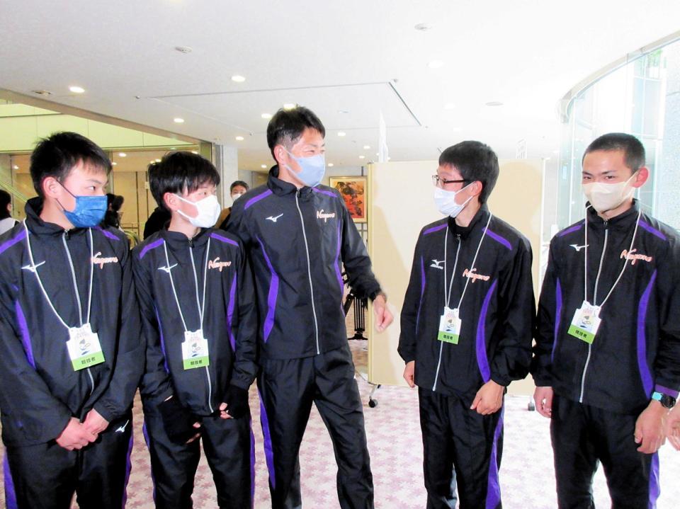 　長野チームの後輩にアドバイスする上野（中央）