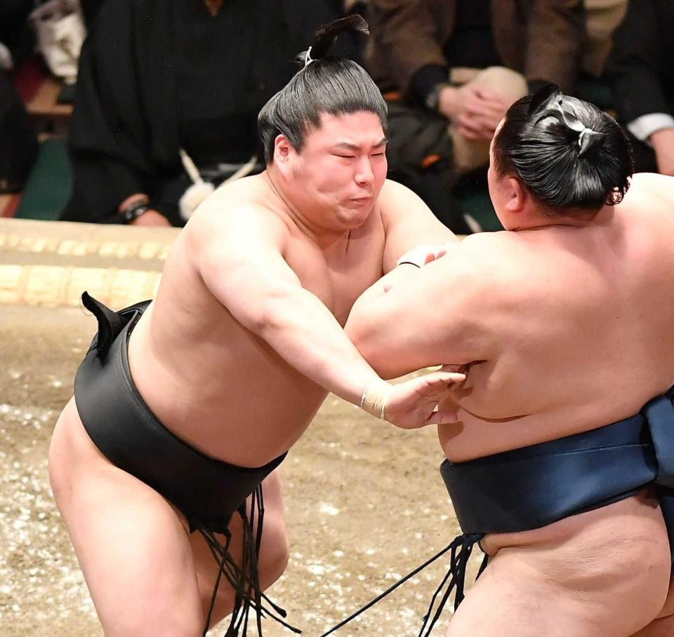 　玉鷲（右）を下し勝ち越しを決めた若元春