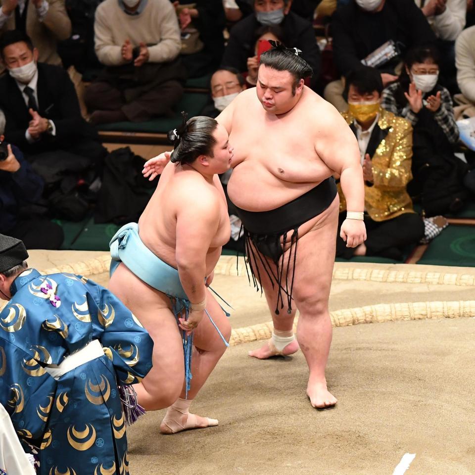 　すくい投げで下した琴勝峰（左）の肩に手をやる貴景勝（撮影・開出牧）