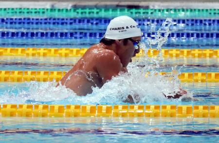 　２００メートル個人メドレー予選で力泳する瀬戸