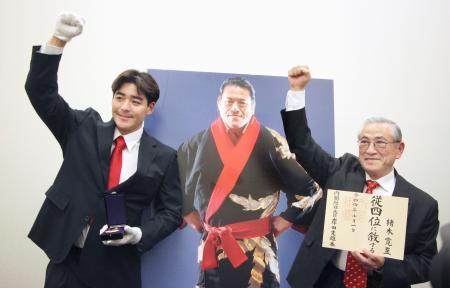 猪木さん遺族に従四位伝達