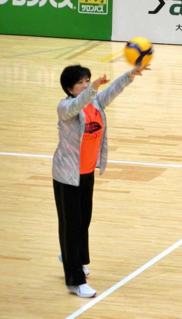 小池都知事が始球式登場 Ｖリーグ女子１部・ＪＴvs日立