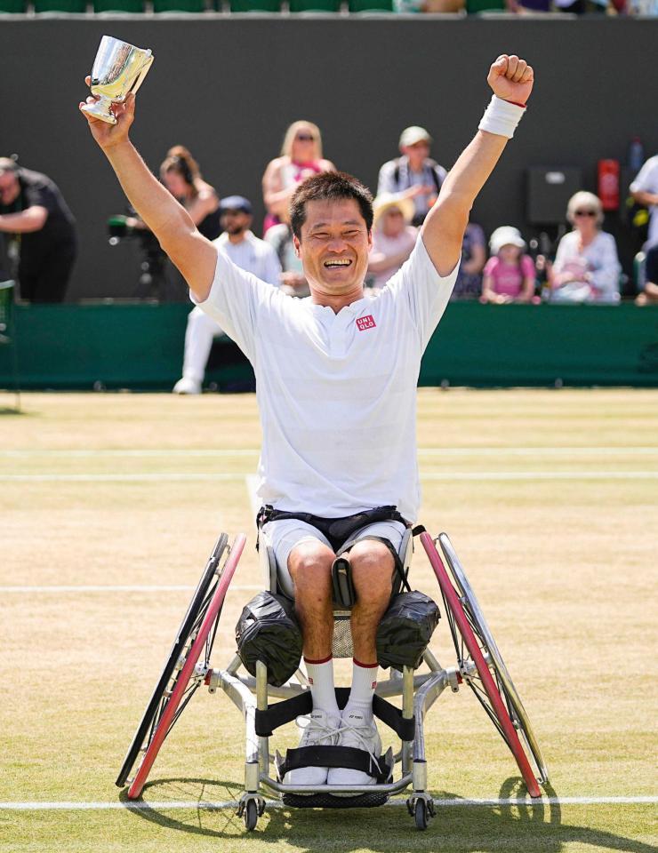 　ウィンブルドンの車いすの部男子シングルスで初優勝した国枝慎吾。四大大会全制覇となり、パラリンピック金メダルを合わせた「生涯ゴールデンスラム」を達成した＝２０２２年７月、ウィンブルドン（共同）