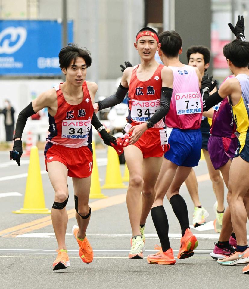 　広島の２区・土間（右）からたすきを受け取る３区の中野（撮影・坂井萌香）