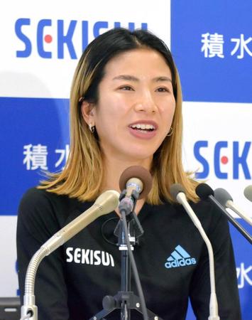 　記者会見する陸上女子の新谷仁美