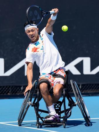 　車いすの部男子シングルス準々決勝でプレーする小田凱人＝メルボルン（共同）