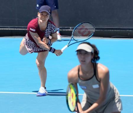 　女子ダブルス準々決勝でプレーする青山修子（左）、柴原瑛菜組＝メルボルン（共同）