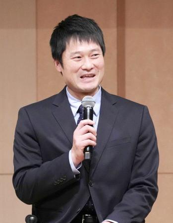 　日本テニス協会の創立１００周年記念式典で祝辞を述べる、現役を引退した車いすテニス男子の国枝慎吾さん（日本テニス協会提供）