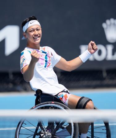 　車いすの部男子シングルス準決勝で勝利しガッツポーズする小田凱人＝メルボルン（共同）