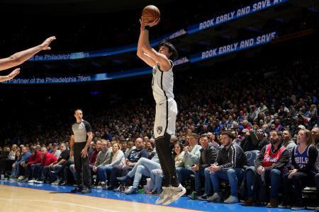 　セブンティシクサーズ戦でスリーポイントシュートを放つネッツの渡辺雄太（中央）＝フィラデルフィア（ＮＢＡＥ提供・ゲッティ＝共同）