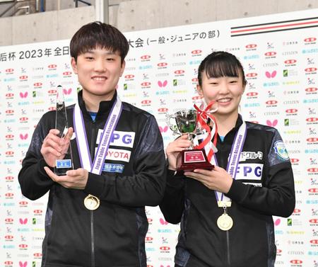 　混合ダブルスで優勝した張本智和（左）とジュニア女子シングルスで優勝した美和（撮影・佐々木彰尚）
